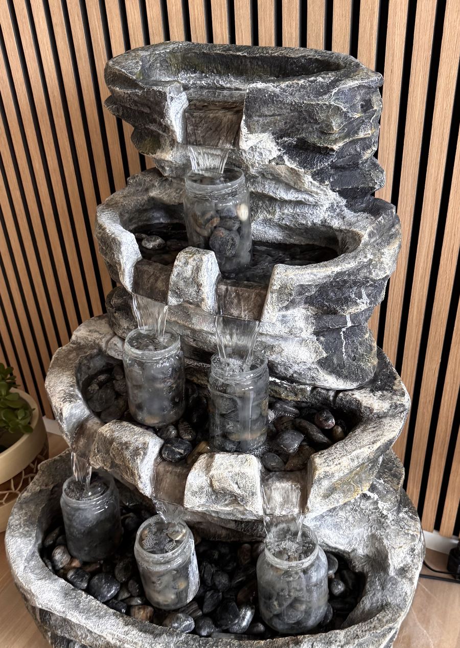 La fontaine en pierre du cabinet, symbole de calme et de circulation